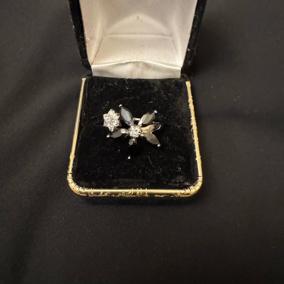 Jewelry - Onyx & Silver Floral Ring